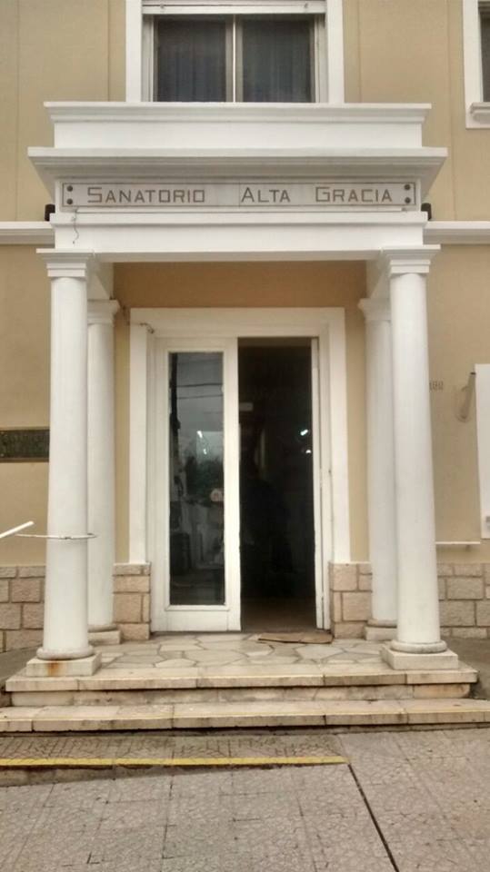 Entrada del edificio del Sanatorio Alta Gracia
